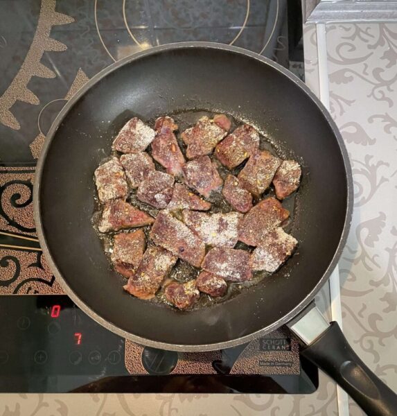 Выкладываем печень, обжариваем