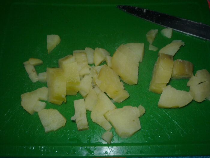 Curățați și tăiați legumele