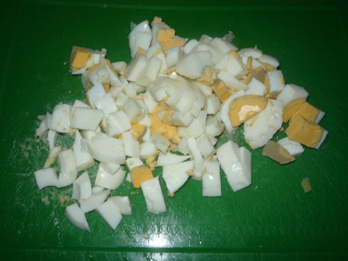 Scoateți coaja de pe ouă și tocați