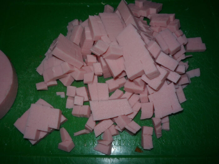 Tăiați salamul în cuburi