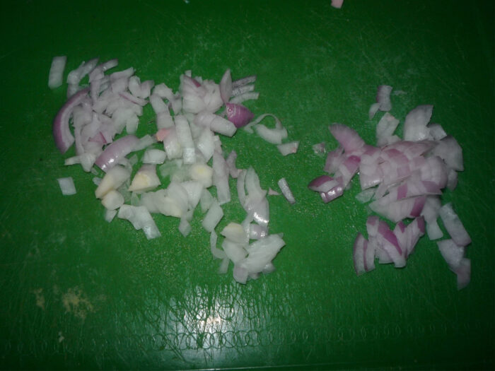 Tăiați mărunt ceapa