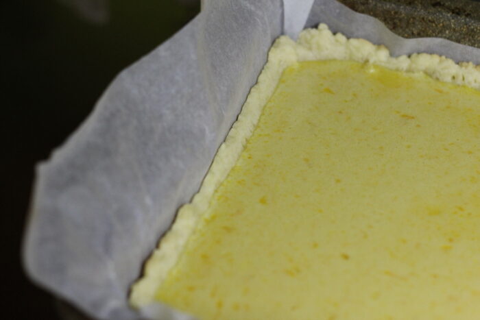 Se toarnă umplutura în bază