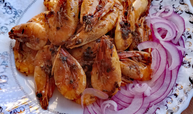 Shrimp garnished with lemon juice and garlic sauce