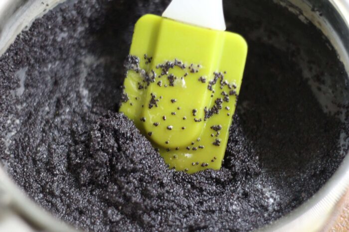 Следует залить мак половиной массы молока