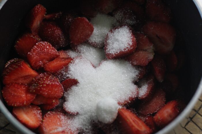 Add the starch mixed with sugar