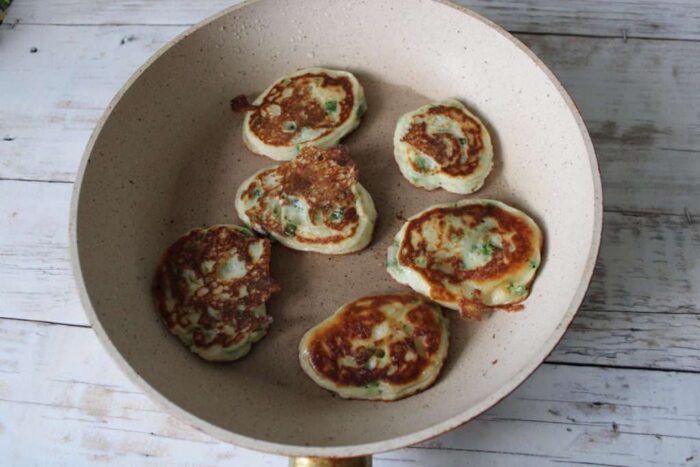 Обжариваем оладушки до румяности с обеих сторон