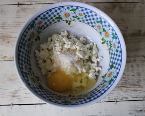 Mix the cheese with the sugar, sour cream
