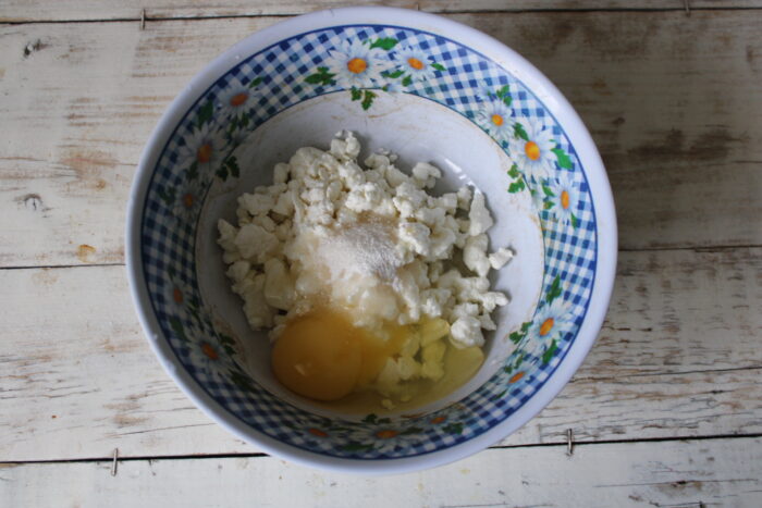 Mix the cheese with the sugar, sour cream