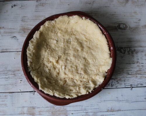 Roll out the dough in the mold