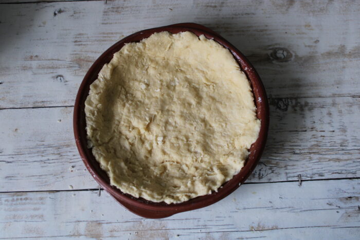 Roll out the dough in the mold