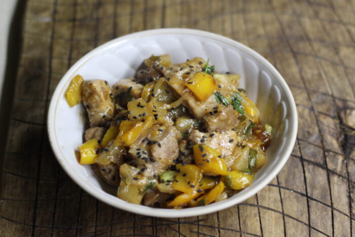 Выложить блюдо в тарелки