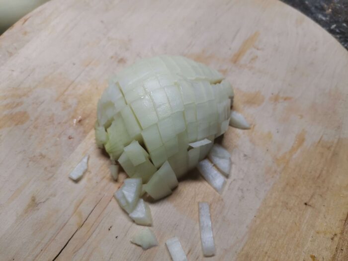 Небольшими кусочками режем луковицу