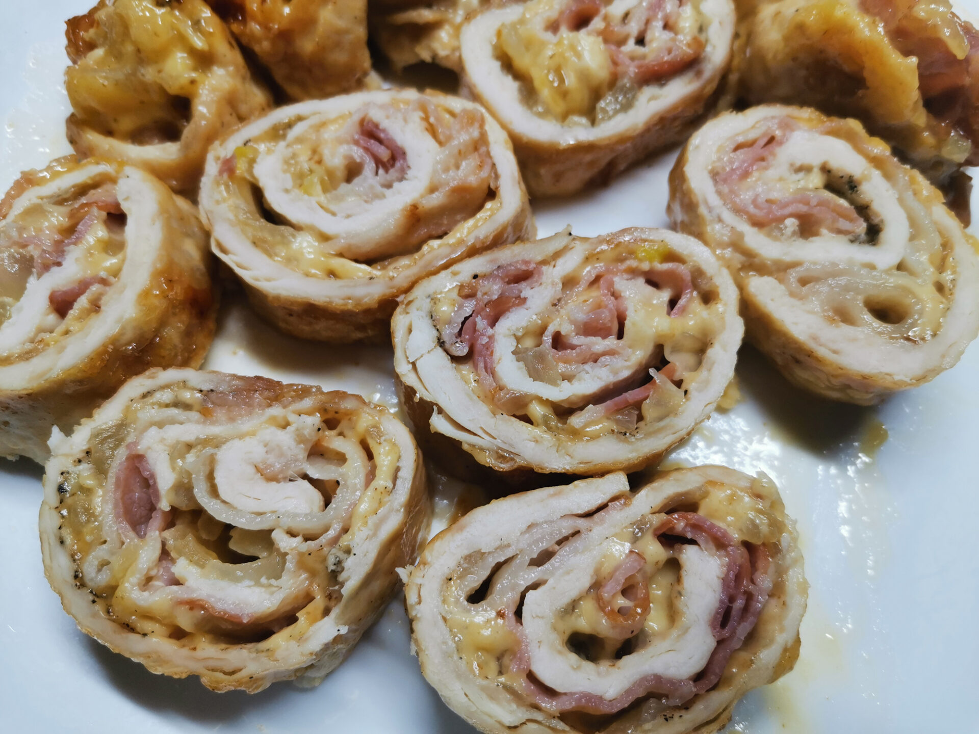 Куриный рулет с сыром и беконом фото