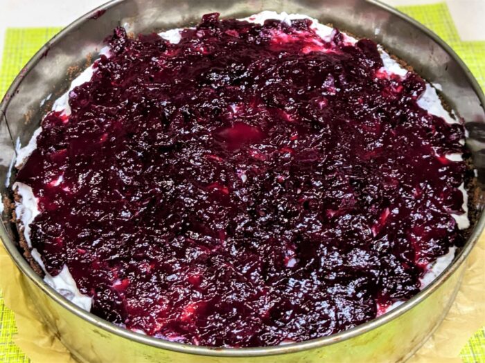 сверху укладываем толстым слоем вишню