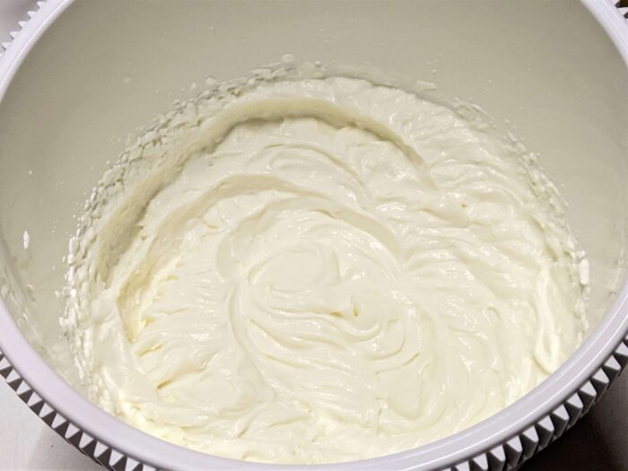 Взбиваем сыр со сгущённым молоком