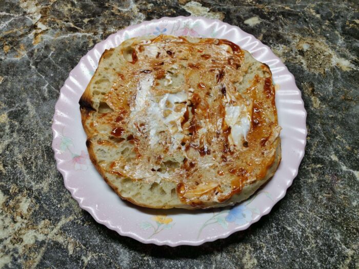 выкладываем по столовой ложке кетчупа и майонеза