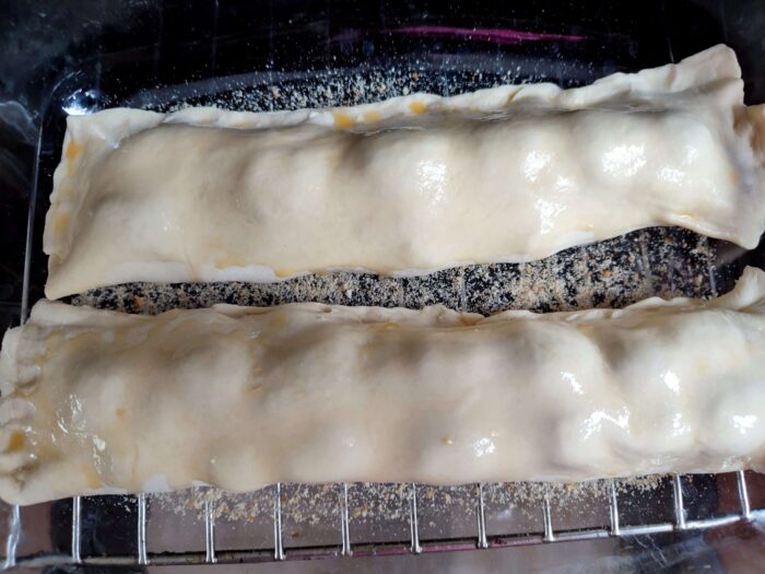 Штрудель смазать слегка взбитым яйцом