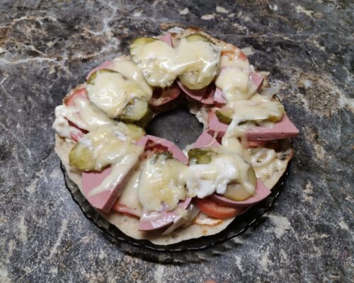 Очень быстрая и вкусная пицца готова.
