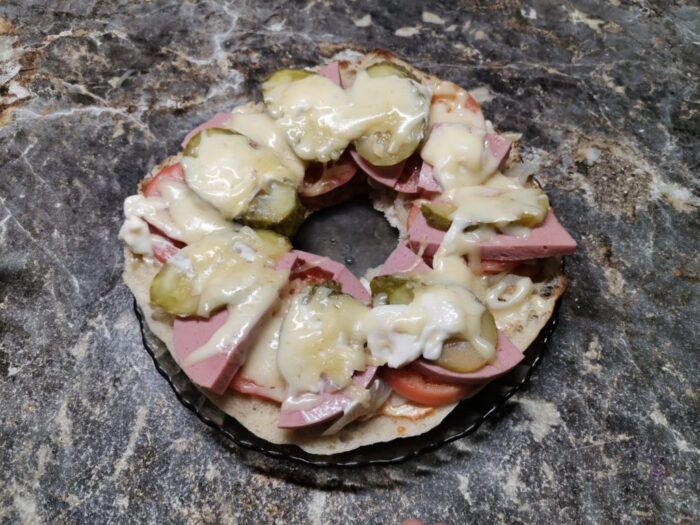 Очень быстрая и вкусная пицца готова.