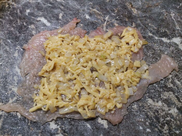 выкладываем смесь из сыра и лука