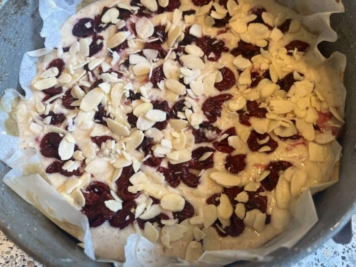 Часть ягод утапливаю в тесте