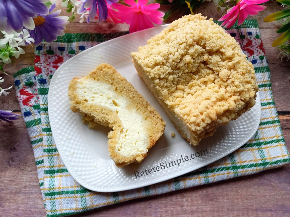 King Vatrushka cheese cake with crumbly crust and cottage cheese filling