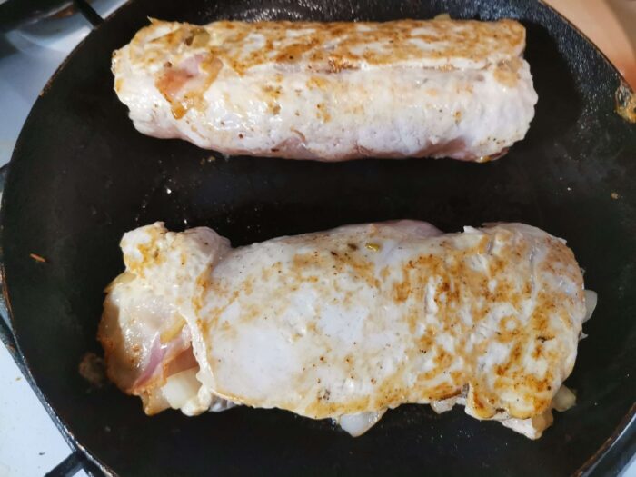 Se prăjește puțin pe ambele părți