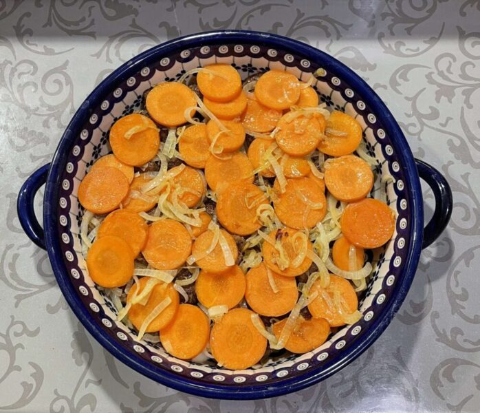 Третий слой – морковь с луком