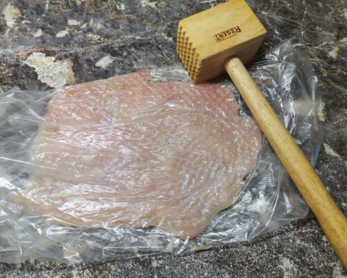 Bateți cu un ciocan de carne