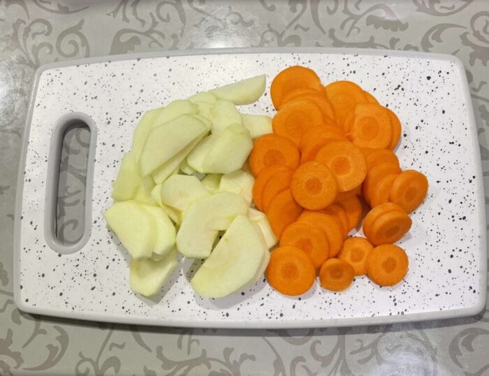 Морковь чистим, шинкуем