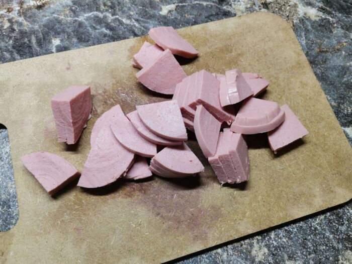 Тонко режем вареную колбасу