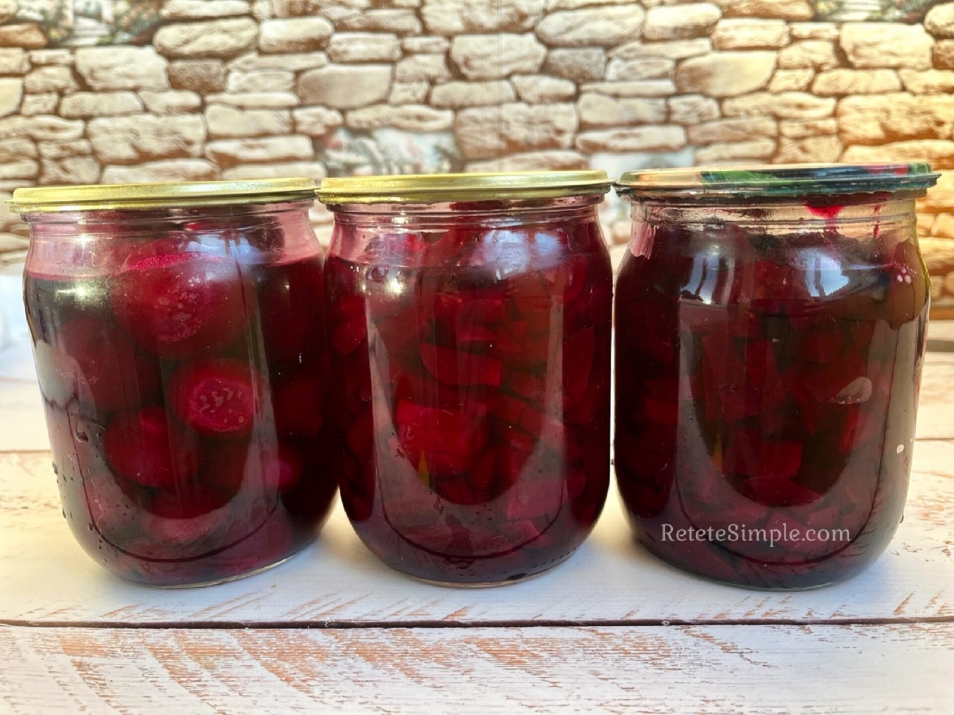 borcane cu sfecla rosie marinata, plin de culoare intensa