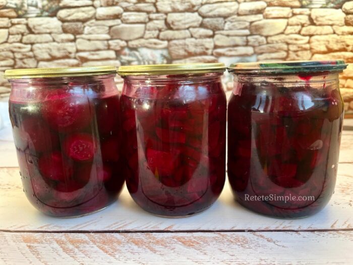 borcane cu sfecla rosie marinata, plin de culoare intensa