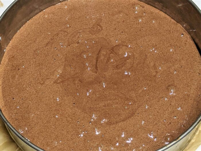 Застилаем форму бумагой