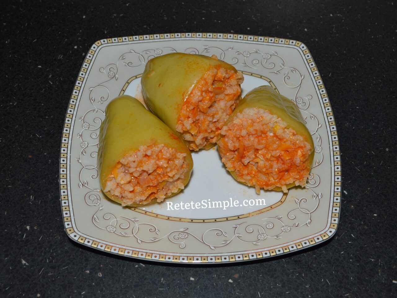 Stuffed peppers with rice and minced meat