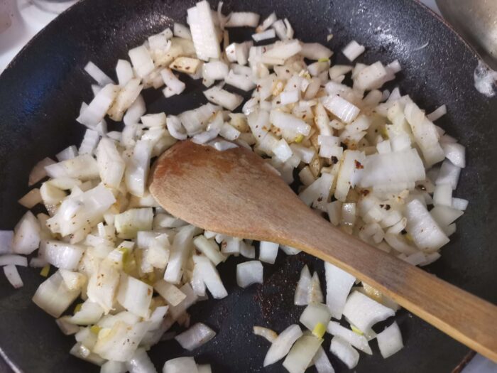 Обжариваем лук