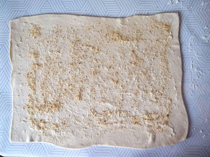 Каждый пласт теста раскатать до толщины 1-2 мм