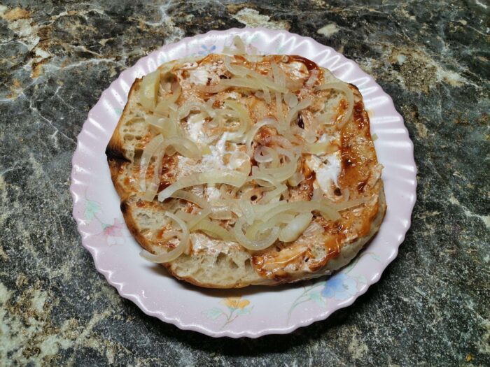 Выкладываем полукольца лука