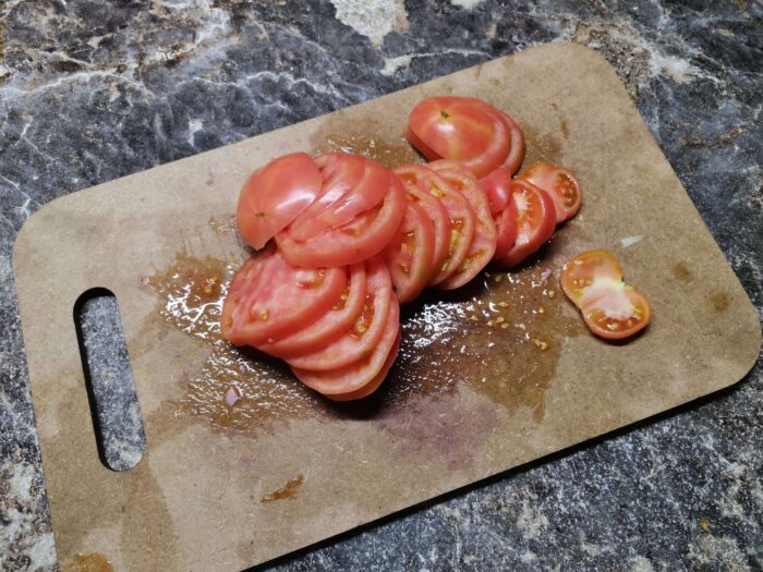 Нарезаем помидоры