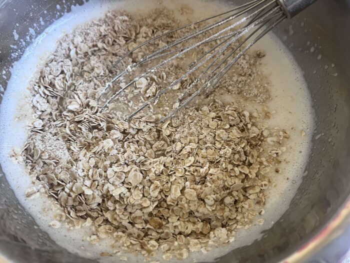 К жидким ингредиентам добавляю сухие