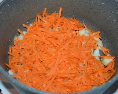 Taiati ceapa si radeti morcovul