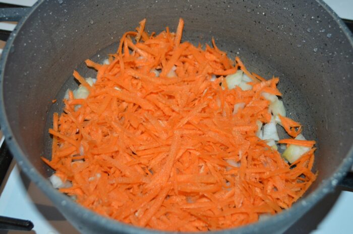 Taiati ceapa si radeti morcovul