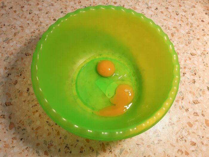 В миску отправляем два яйца