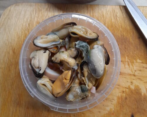 Deschideti cutiile cu fructe de mare