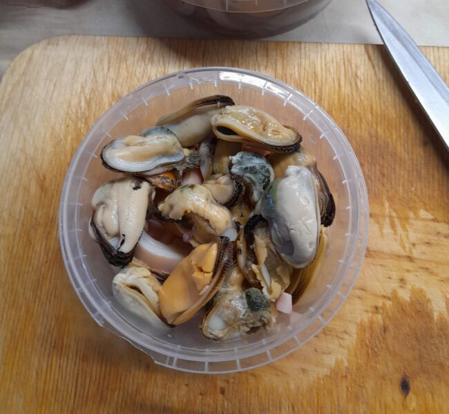 Deschideti cutiile cu fructe de mare