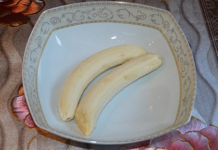 Decojiti bananele de coaja