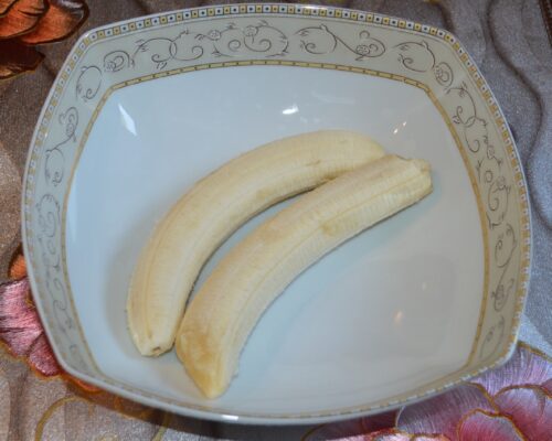 Peel the bananas and place them in a deep bowl