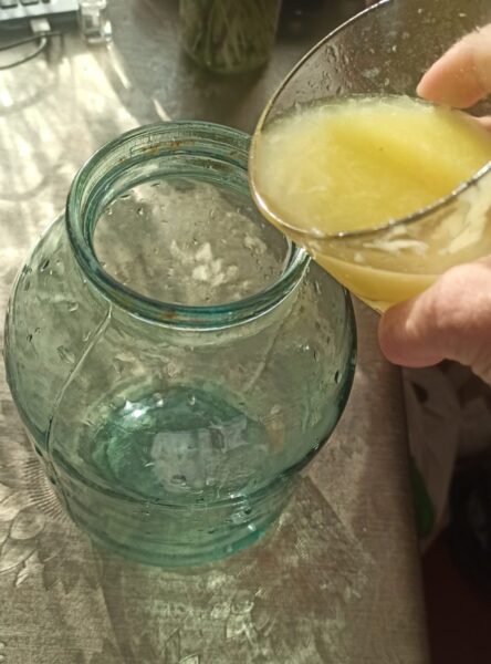 выливаем сок лимона