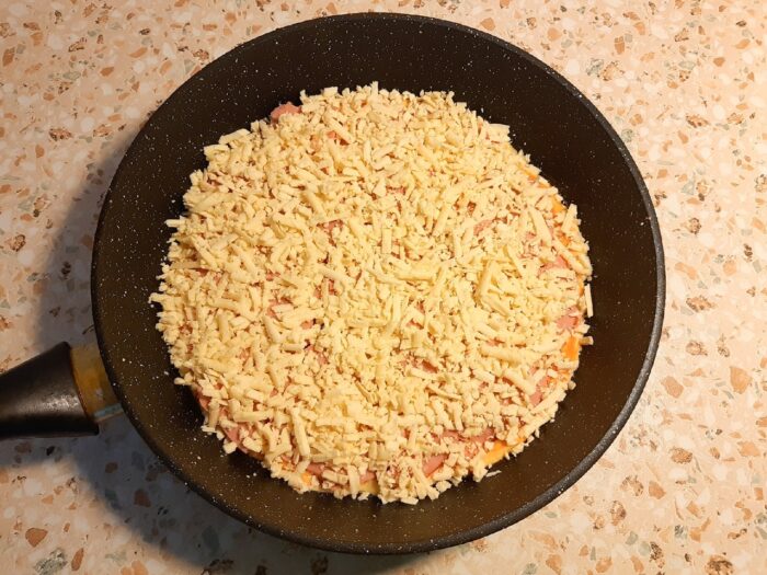 На крупной тёрке натираем сыр