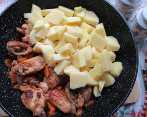 Добавим извлеченную из воды картофельную нарезку